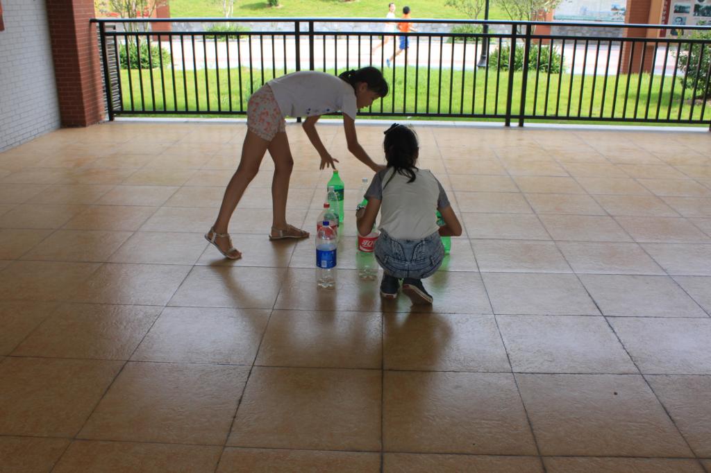 负责捡瓶子的小朋友