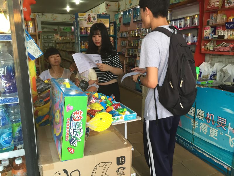 向商贩派发传单