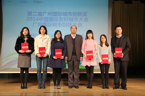 卢景辉副书记为志愿者组织工作先进个人颁奖