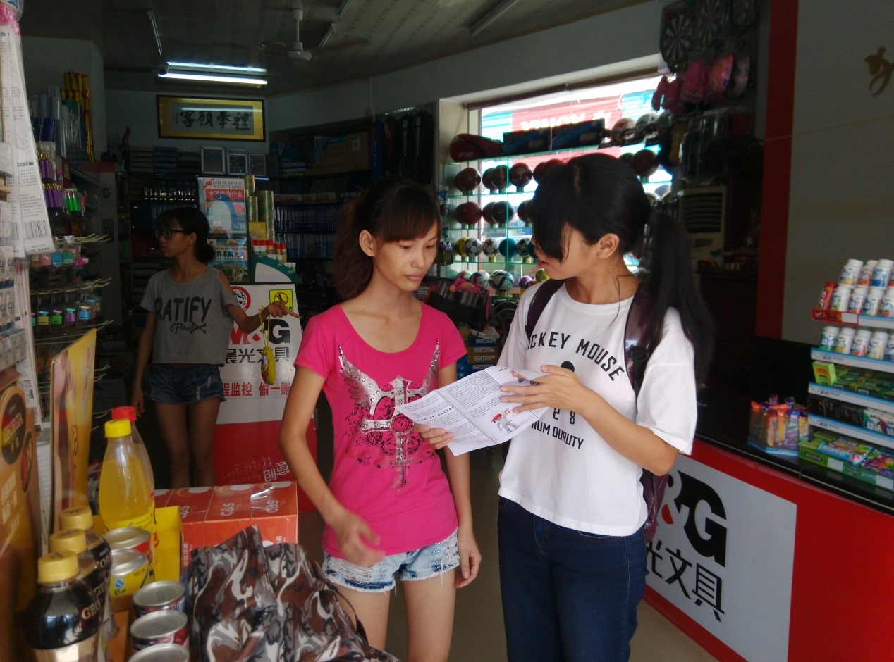 向商贩讲解财税知识