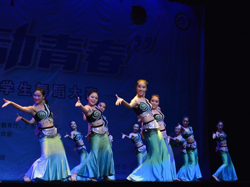 广州大学的傣族姑娘身姿优美