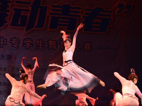 南校舞队以优美的舞姿淋漓尽致地表现了墨的灵动