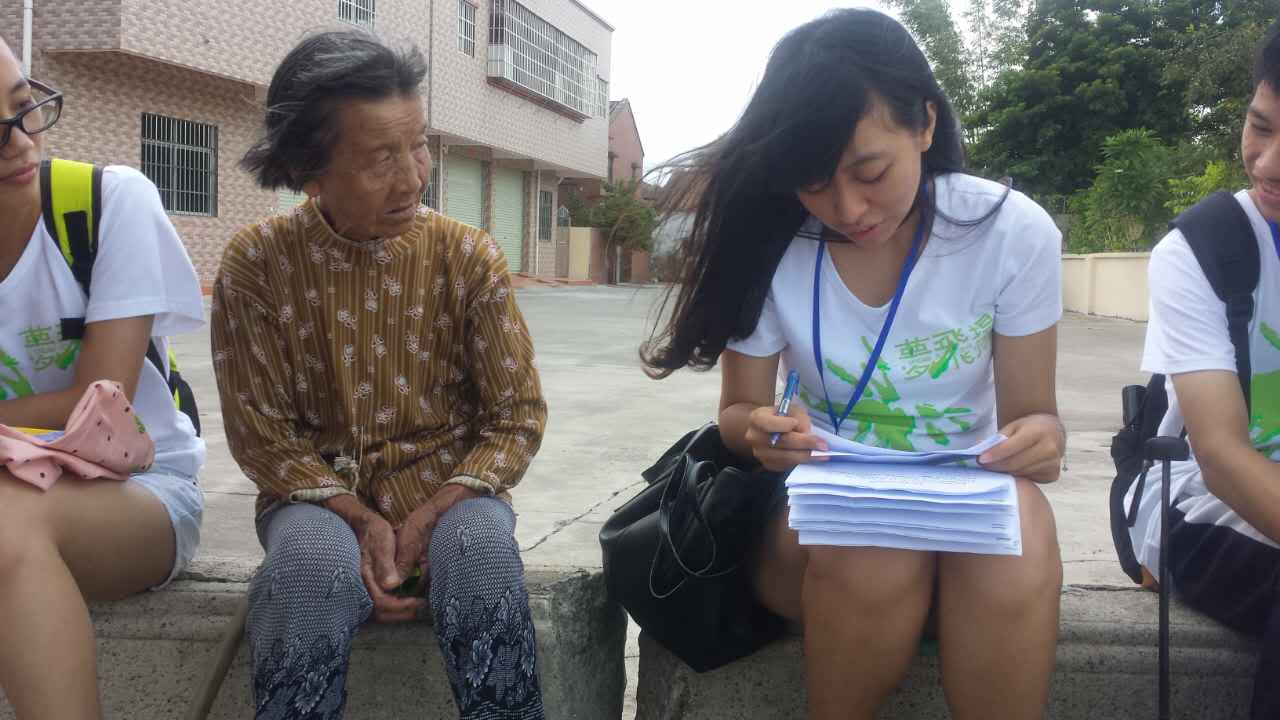 队员们在和老人聊天