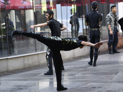赛前男子舞队仍在努力练习到最后一刻