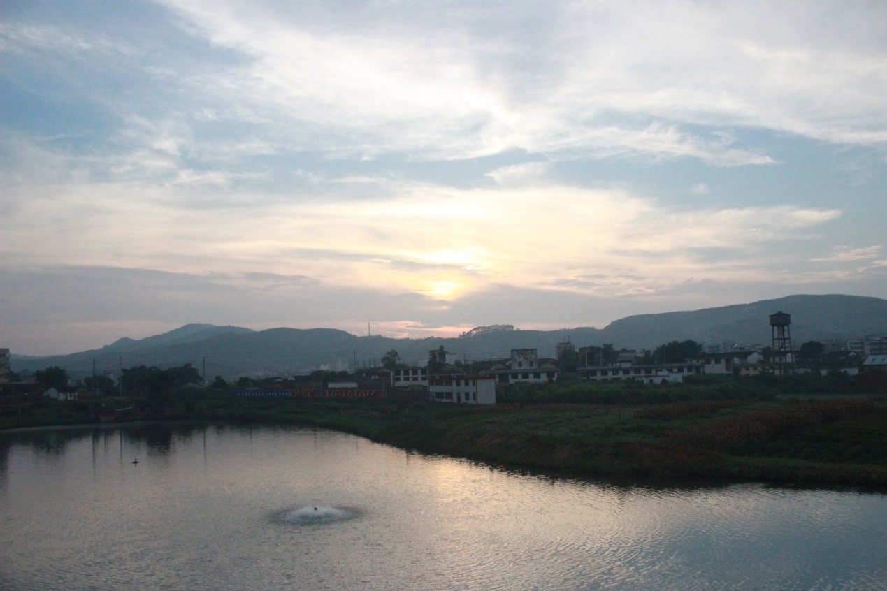 每天组员都是伴着这样的夕阳下回到学校