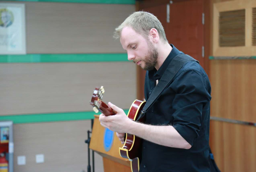 拉法乌现场演奏其个人作品