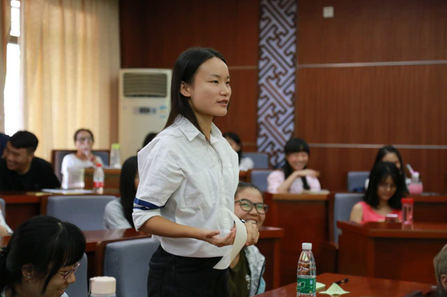 波兰语系学生向玛格达莱娜提问