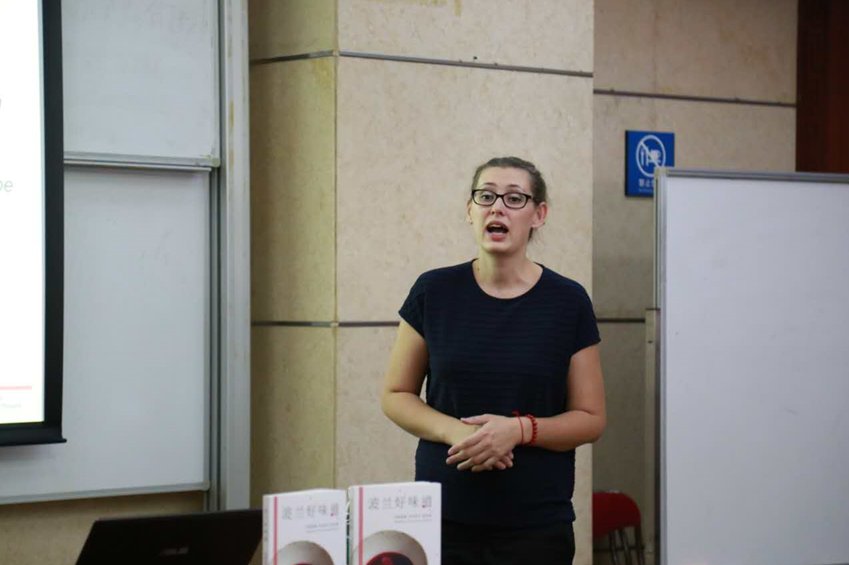 玛格达莱娜正在介绍波兰美食