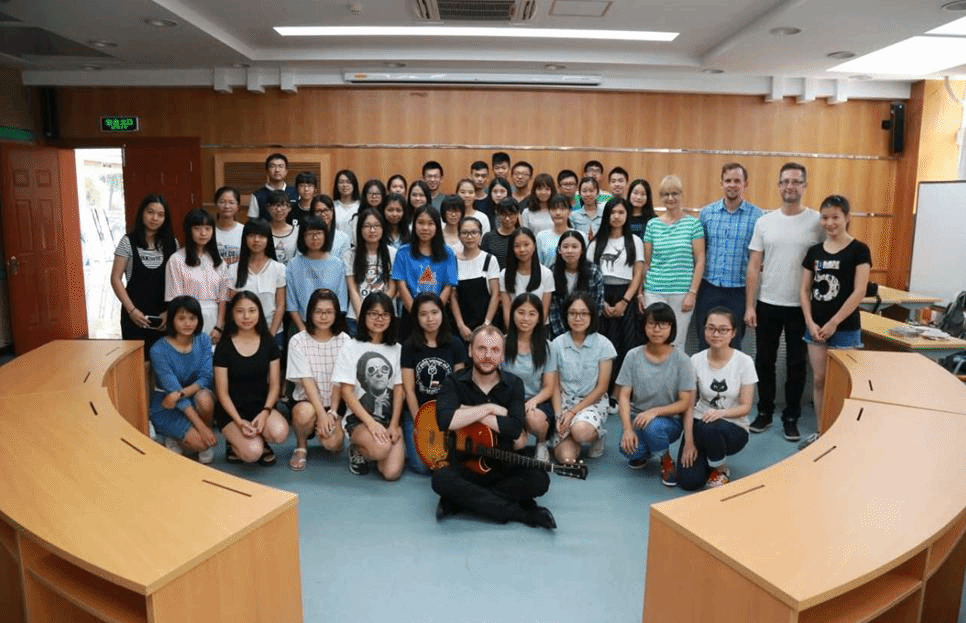 波兰语师生与拉法乌合影