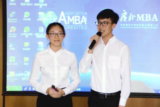 15级学生主持人罗俊铭和钟淑贞