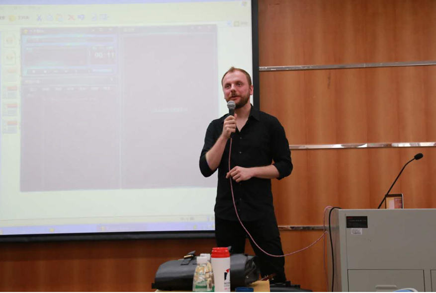 拉法乌在介绍波兰爵士音乐