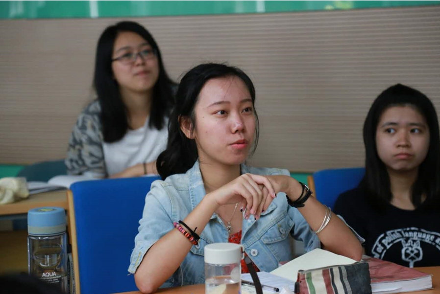 波兰语系学生向拉法乌提问