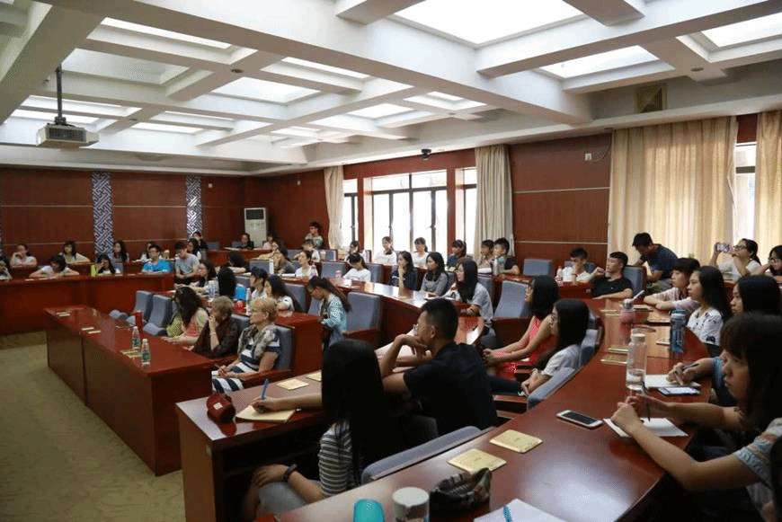 大家都听得津津有味